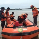 Tim SAR gabungan saat melakukan pencarian satu orang korban penumpang Kapal KMP DLN Oasis di perairan Kecamatan Pasean, Kabupaten Pamekasan.