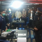 Wakil Bupati Madiun Hari Wuryanto bersama tim meninjau lokasi vaksinasi covid-19 yang ada di dekat pos pengamanan.