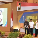Gubernur Jatim serahkan penghargaan AKIP dan kompetisi budaya  kinerja Prov Jatim kepada Kepala Biro Humas dan Protokol Setdaprov Jatim Aries Agung Paewai, S.STP, MM.