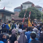 Sejumlah massa dari PMII Kabupaten Malang saat menggelar aksi demo di depan kantor bupati.