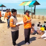 Para petugas saat mengimbau pengunjung Pantai Jumiang, Pamekasan.