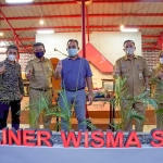 GM of CSR SIG, Edy Saraya (tengah berbaju biru) bersama Kadinkop Gresik Agus Boediono saat meresmikan Kuliner Wisma SIG. foto: ist.