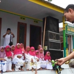 Ketua UPZ Baznas Petrokimia Gresik, Yusuf Wibisono, saat meresmikan Musala An Nur di Dusun Sidorejo, Desa Sumbermujur, Kecamatan Candipuro, Lumajang. Foto: Ist