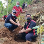 Ketua DPC PDIP Kabupaten Kediri, Murdi Hantoro (kiri) dan Sekretaris, Dodi Purwanto saat melakukan penanaman pohon di Lereng Gunung Wilis Desa Pamongan, Kabupaten Kediri. foto: MUJI HARJITA/ BANGSAONLINE