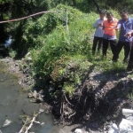 KURANG MAKSIMAL: Komisi C DPRD Sidoarjo saat memantau kondisi sejumlah saluran di jalan Tol Sidoarjo-Waru, Jumat (5/5). foto: MUSTAIN/ BANGSAONLINE