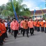 Walikota Mojokerto dan Gubernur Jawa Timur ketika mengenakan baju batik oranye.