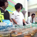 Petugas memeriksa urine pegawai PN Jombang. foto: ROMZA/ BANGSAONLINE
