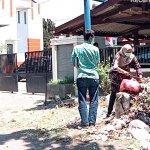 Penyidik KPK saat membongkar tumpukan sampah di depan Kantor Dinas Peternakan dan Kesehatan Hewan Kabupaten Probolinggo.