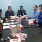 Deby Kurniawan Ketua DPC Partai Demokrat Lamongan (baju abu-abu) saat menerima tim verifikasi KPU setempat.