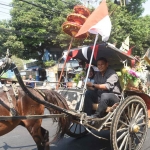 Wali Kota Kediri, Abdullah Abu Bakar, tampak mengikuti parade budaya dengan menaiki delman. Foto: Ist