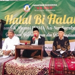 Kiai Said (pegang mik) saat memimpin acara halal bihalal bersama jajaran pengurus dan pengajar Pesma An-Nur Wonocolo.