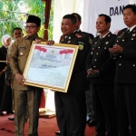 Wali Kota Malang Sutiaji didampingi Wawali Sofyan Edi Jarwoko, memberikan penghargaan secara simbolis prestasi kepada Kajari dan jajarannya, Senin (22/07). foto: IWAN IRAWAN/BANGSAONLINE