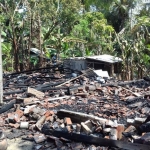 Kondisi rumah Supiyah rata dengan tanah usai dilalap api. foto: AKINA/ BANGSAONLINE
