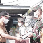 Kepala BPN Jember Sugeng Mulyo Santoso menyerahkan sertifikat kepada anggota TNI.