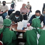 Petugas saat melaksanakan rapid test kepada peserta tes CPNS Kota Kediri. (foto: ist)