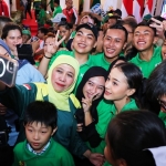 Gubernur Jawa Timur Khofifah Indar Parawansa berswafoto dengan Kontingen KORMI Jatim yang akan berlaga di Fornas VII di Bandung.