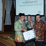 Bupati Lamongan, Fadeli, menerima piagam penghargaan dari Gubernur Jatim, Soekarwo. (Haris/BANGSAONLINE)