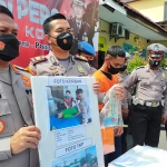 Kapolres Blitar Kota AKBP Argowiyono (kiri) menunjukkan foto korban dan foto TKP.