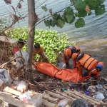 Petugas saat akan mengevakuasi jenazah perempuan tanpa identitas dari Sungai Brantas. Foto: Ist.