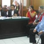 ?Andrey (kanan) saat bersaksi untuk terdakwa pendeta di PN Surabaya.foto:nur faishal/ BANGSAONLINE