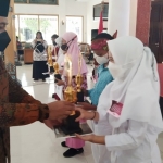 Bupati Ngawi Ony Harsono menyerahkan hadiah pemenang lomba geguritan.