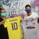 Serah terima jersey match worn dan warming up dilakukan di Mes Persik, Jl PK Bangsa, Kota Kediri. foto: ist
