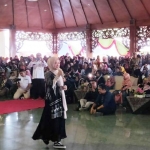 Nissa Sabyan saat tampil di acara jumpa fans di Pendopo agung Ronggo Sukowati karena gagal menggelar konser amal dari Madura untuk Palestina.