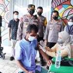 Kapolres Pamekasan AKBP Rogib Triyanto meninjau Vaksinasi Serentak Indonesia di kediaman Kades Pagendingan, Kecamatan Galis, Kabupaten Pamekasan.