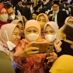 Gubernur Jatim, Khofifah Indar Parawansa, saat foto bersama wisudawati dari SMP-SMA Khadijah, Surabaya.
