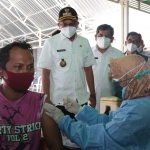 Bupati Gus Muhdlor meninjau vaksinasi di Kantor Desa Lebo Kecamatan Sidoarjo, Rabu (18/8/2021). foto: ist.