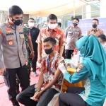 Kapolres Mojokerto Kota AKBP Rofiq Ripto Himawan saat meninjau vaksinasi booster di PT Kitoshindo Group.