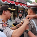 Kapolres Ponorogo AKBP Radiant saat menyematkan pin kepada anggota Pasukan Ops Patuh Semeru 2019.
