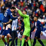 Pemain PSG merayakan gol penentu yang dicetak Messi pada laga melawan Lille di pekan 24