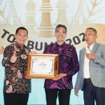 Dirut Bank Jatim, Busrul Iman menerima penghargaan TOP BUMD 2022. foto: istimewa