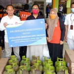 Head PT Bank Mandiri (Tbk) Area Jember, Bambang Purnomo Poncokaryo, mewakili Satgas BUMN menyerahkan bantuan kepada Posko Tanggap Darurat Banjir Kalibaru. Foto: Ist