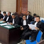M Akson Nul Huda (depan nomor 2 dari kanan) dan tim kuasa hukum terdakwa kasus dugaan gagal ginjal. Foto: Ist