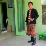 Achmad Muniffi menunjukkan paduan baju adat Sakera dengan batik Podhek yang lagi tren di Kabupaten Pamekasan.
