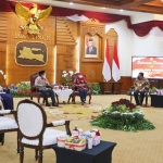 Duta Besar RI untuk Tunisia, Zuhairi Misrawi, saat berkunjung menemui Gubernur Jawa Timur, Khofifah Indar Parawansa, di Grahadi.