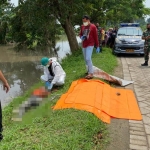 Petugas saat mengevakuasi mayat perempuan yang mengapung di Sungai Singkil, Desa Siwalan Panji, Kecamatan Buduran, Sidoarjo.