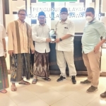 Wakil Ketua PWNU Jatim, KH Abdussalam Shohib menerima penghargaan dari Forkom Jurnalis Nahdliyin di Kantor PWNU Jatim. foto: istimewa
