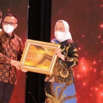 Bupati Bojonegoro, Anna Muawanah, saat menerima penghargaan dari Mendagri, Muhammad Tito Karnavian.