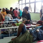 Para korban keracunan nasi bungkus massal saat mendapat perawatan di rumah sakit.