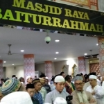 Para jamaah saat membaca salawat dalam acara Tabligh Akbar di Masjid Raya Baiturrahman Denpasar Bali, Sabtu malam (8/2/2020). foto: BANGSAONLINE.com  