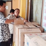Petugas sedang menyiapan sertifikat di kantor KPU Kabupaten Pamekasan.