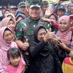 Panglima TNI Laksamana Yudo Margono dikerumuni warga yang meminta foto bersama. Foto: HENDRO SUHARTONO/ BANGSAONLINE