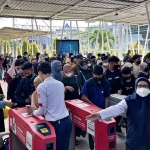 Suasana penumpang kereta api di salah satu peron.