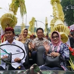 Wali Kota Mojokerto (belakang kiri) saat mengikuti parade Surabaya Vaganza 2019.