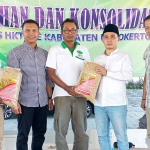 Ketua HKTI Kabupaten Mojokerto, Muhammad Al Barra atau yang akrab disapa Gus Barra, saat menyerahkan bantuan bibit padi MSP 65 ke perwakilan petani.
