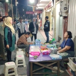 Petugas Gabungan saat melakukan sidak di salah satu lapak pedagang nasi pecel tumpang di Jalan Dhoho. Foto: Ist.