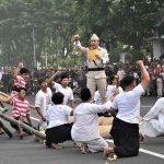 Wali Kota Surabaya, Eri Cahyadi, saat mengikuti parade juang.